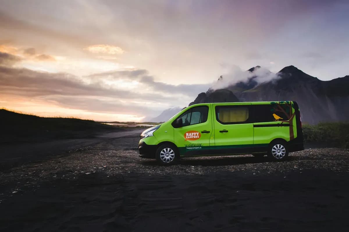 Miete den Happy 2 EX Sleeper mit optionalem Dachzelt für bis vier Personen von Happy Campers in Island