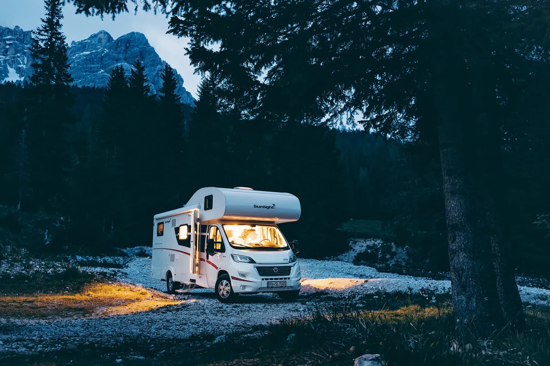 Family Luxury mit Familie vor Szenarie