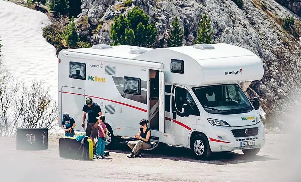Island, Europa, McRent, Family Plus, 6 Personen Premium Wohnmobil, Familienwohnmobil, Außenansicht szenisch als Abschluss