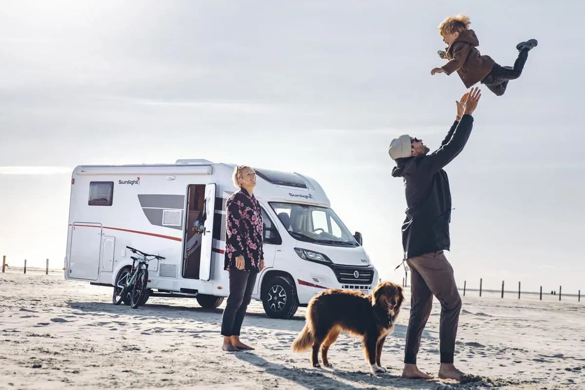 Island, Europa, McRent, Family Standard, 4 Personen Premium Wohnmobil, Außenansicht Strand als Abschluss