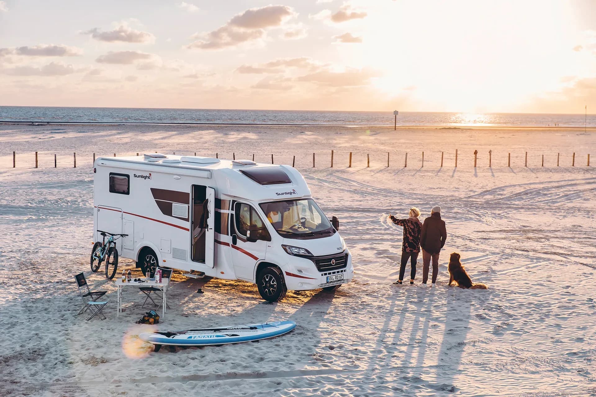 McRent Family Standard am Strand mit Familie mit Hund