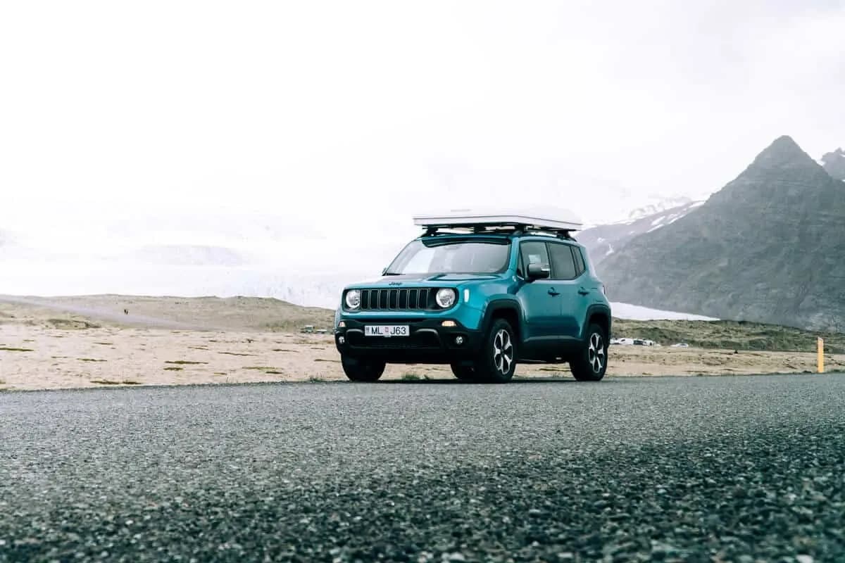 Rent.is Jeep Renegade 4xe auf der Ringstraße vor Bergen
