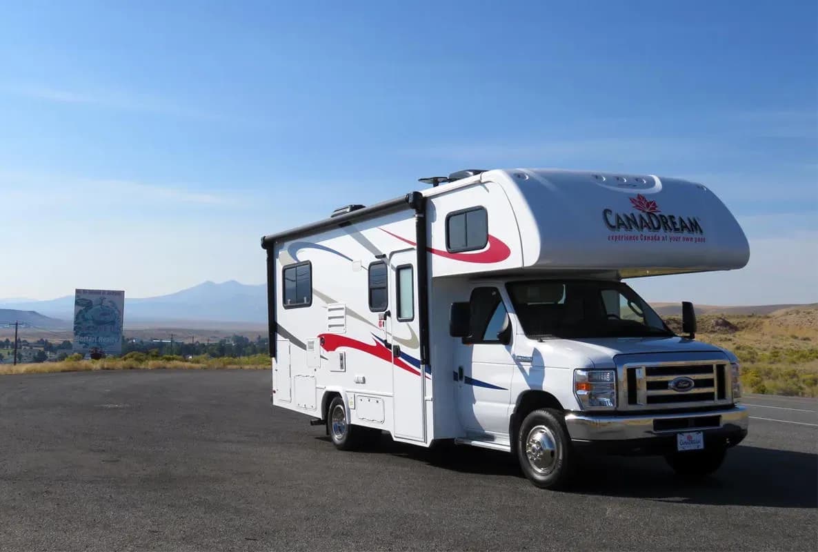 Kanada, CanaDream, Compact Motorhome, Außenansicht von schräg vorn, Wohnmobil für 6 Personen in Kanada, Wohnmobile günstig mieten