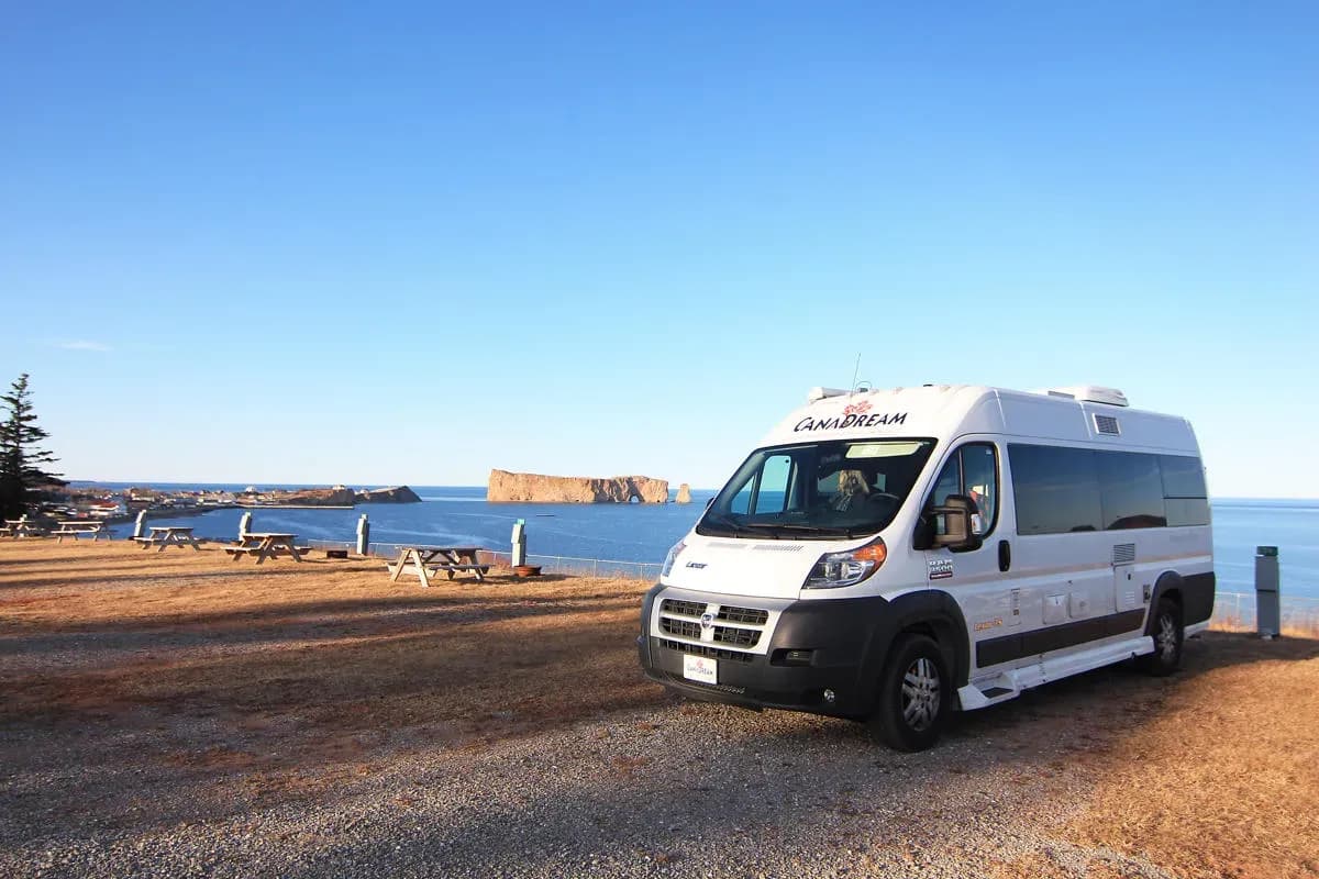 CanaDream, Delux Van Camper, Außenansicht schräg vorn, Premium Camper für 2 Personen, Kanada, Camper günstig mieten