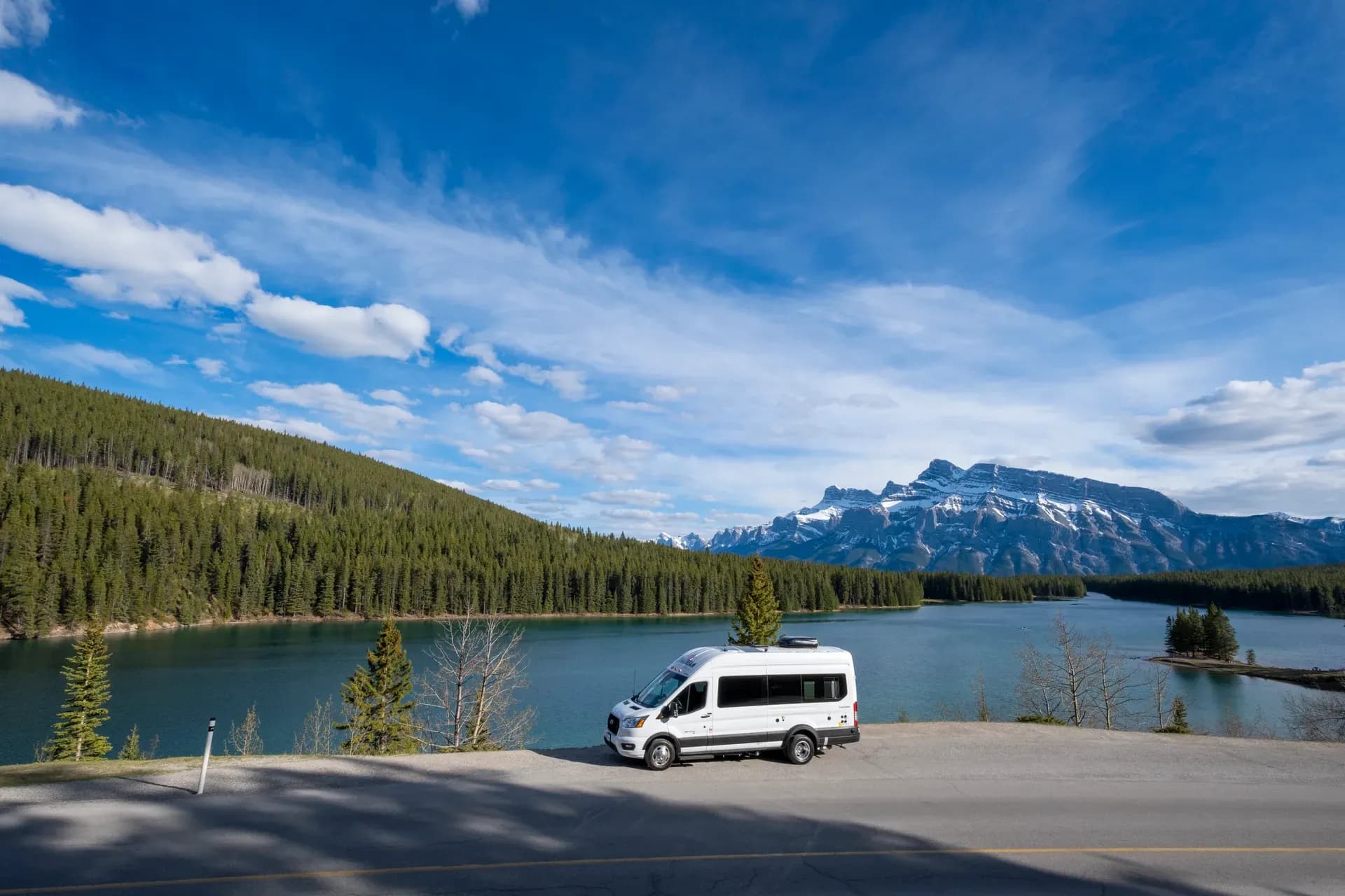 CanaDream Deluxe Van Camper am See vor Bergkulisse