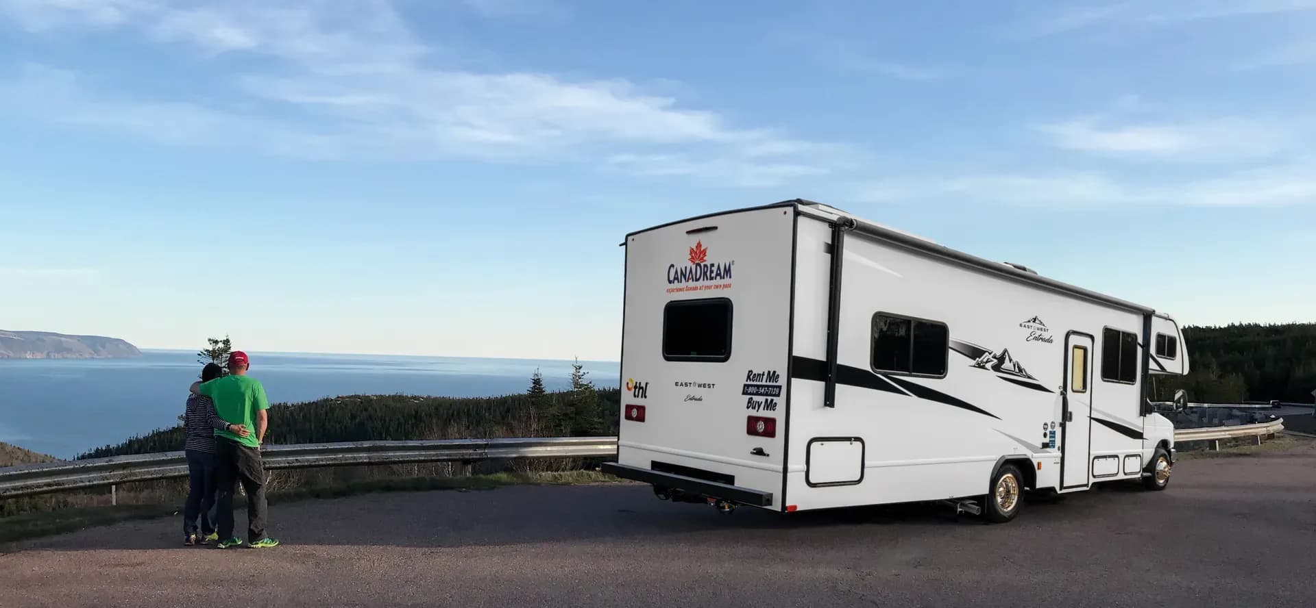 Der Large Motorhome von CanaDream geparkt an einem Aussichtspunkt in Kanada