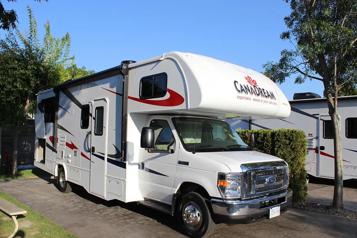 Kanada, CanaDream, Maxi Motorhome, Außenansicht von Vorne 45 Grad, Wohnmobil günstig mieten in Kanada