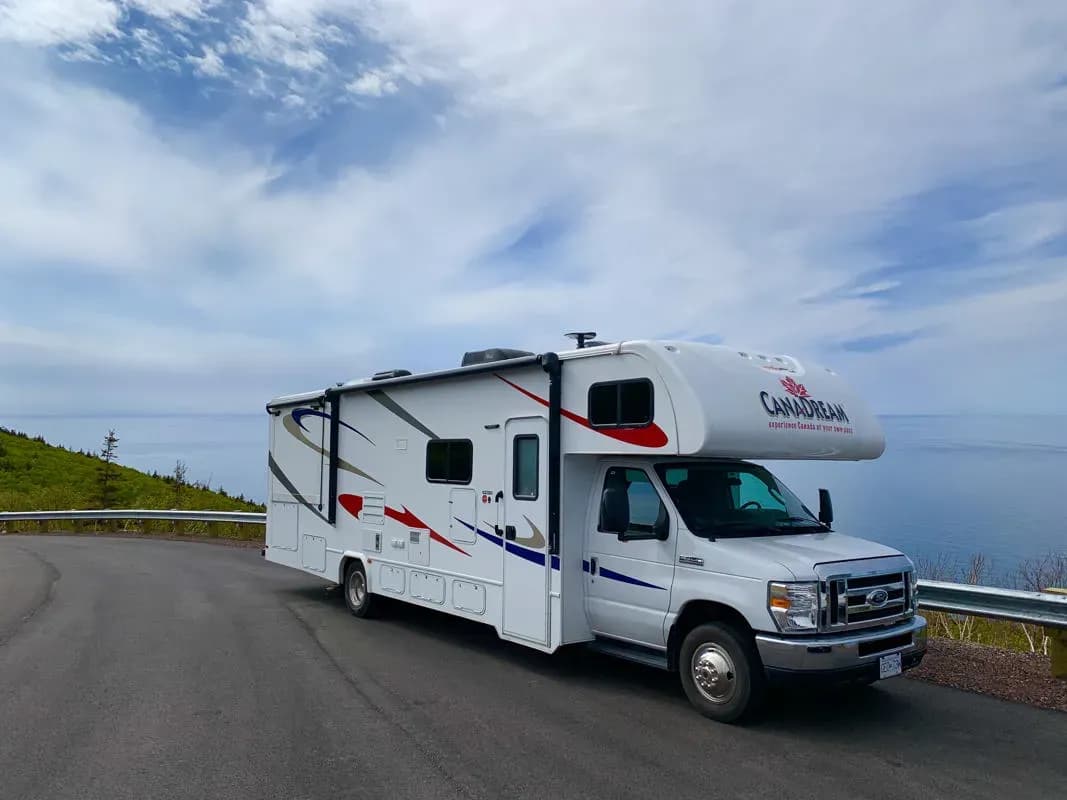 Kanada, CanaDream, Maxi Plus Motorhome, Außenansicht Vorne 45 Grad, Premium Wohnmobil, Familienwohnmobil, Wohnmobile in Kanada günstig mieten