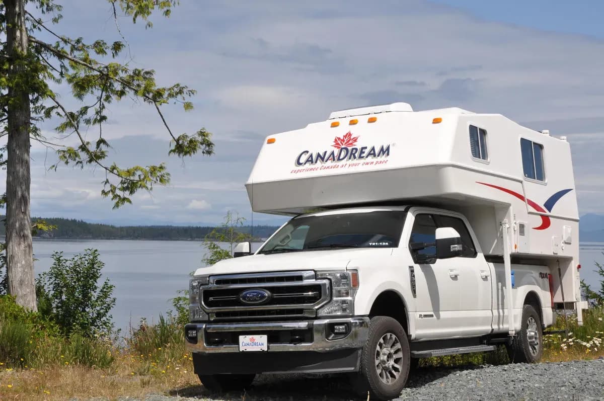 CanaDream, Maxi Travel Camper, Kanada, Premium Wohnmobil 2 Personen mit Kind, Außenansicht vorn, Wohnmobile günstig mieten