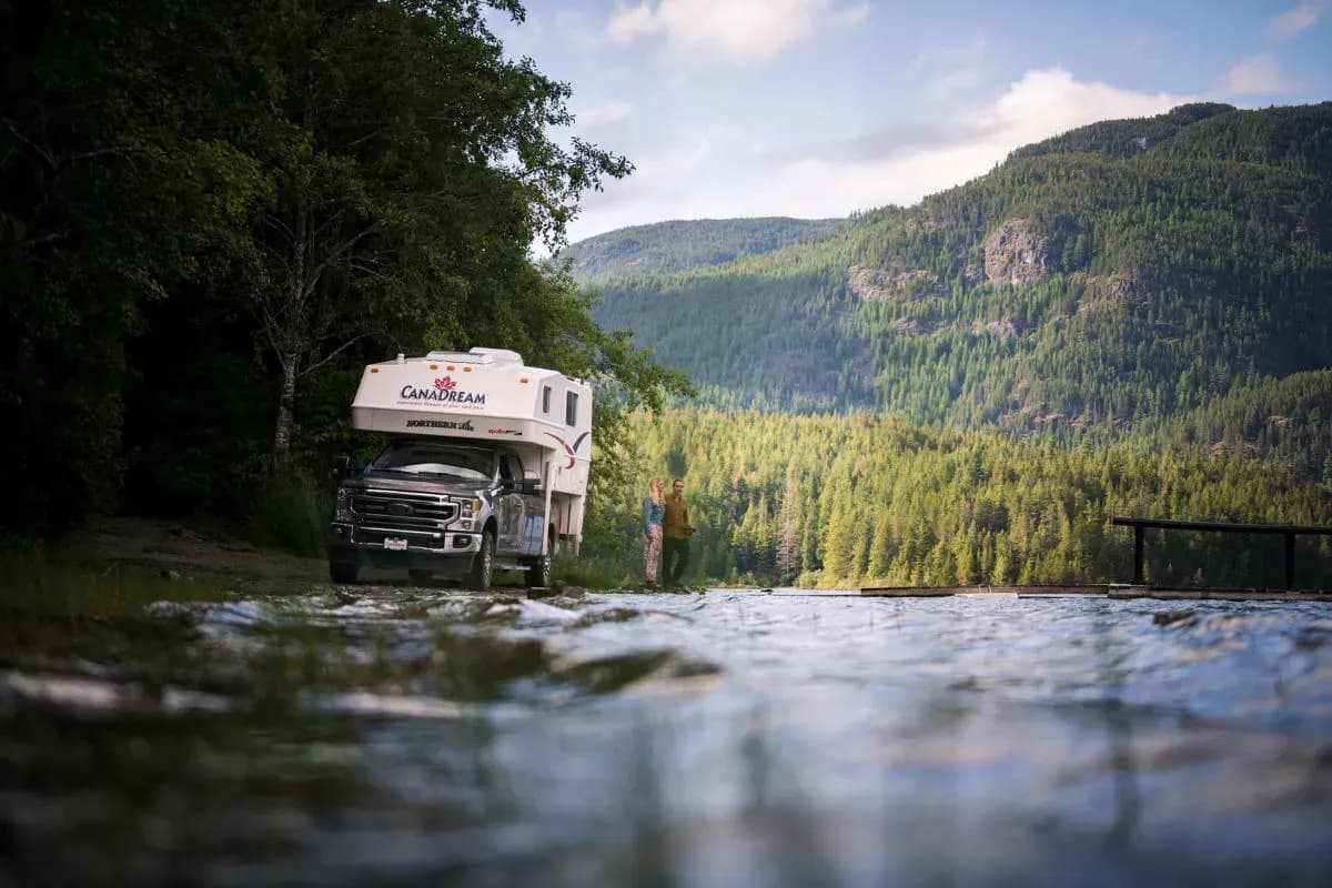 CanaDream, Maxi Travel Camper, Kanada, Premium Wohnmobil 2 Personen mit Kind, Außenansicht szenisch Abschluss, Wohnmobile günstig mieten