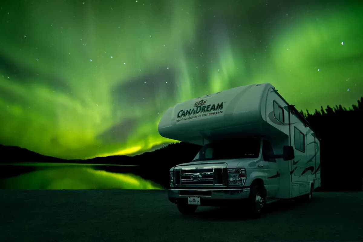CanaDream, Midi Motorhome, Außenansicht schräg vorn szenisch, 6 Personen Premium Wohnmobil Kanada, Wohnmobile günstig mieten