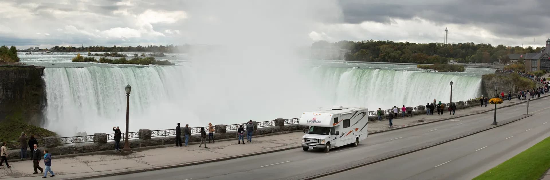 CanaDream Midi Motorhome vor den Niagarafällen