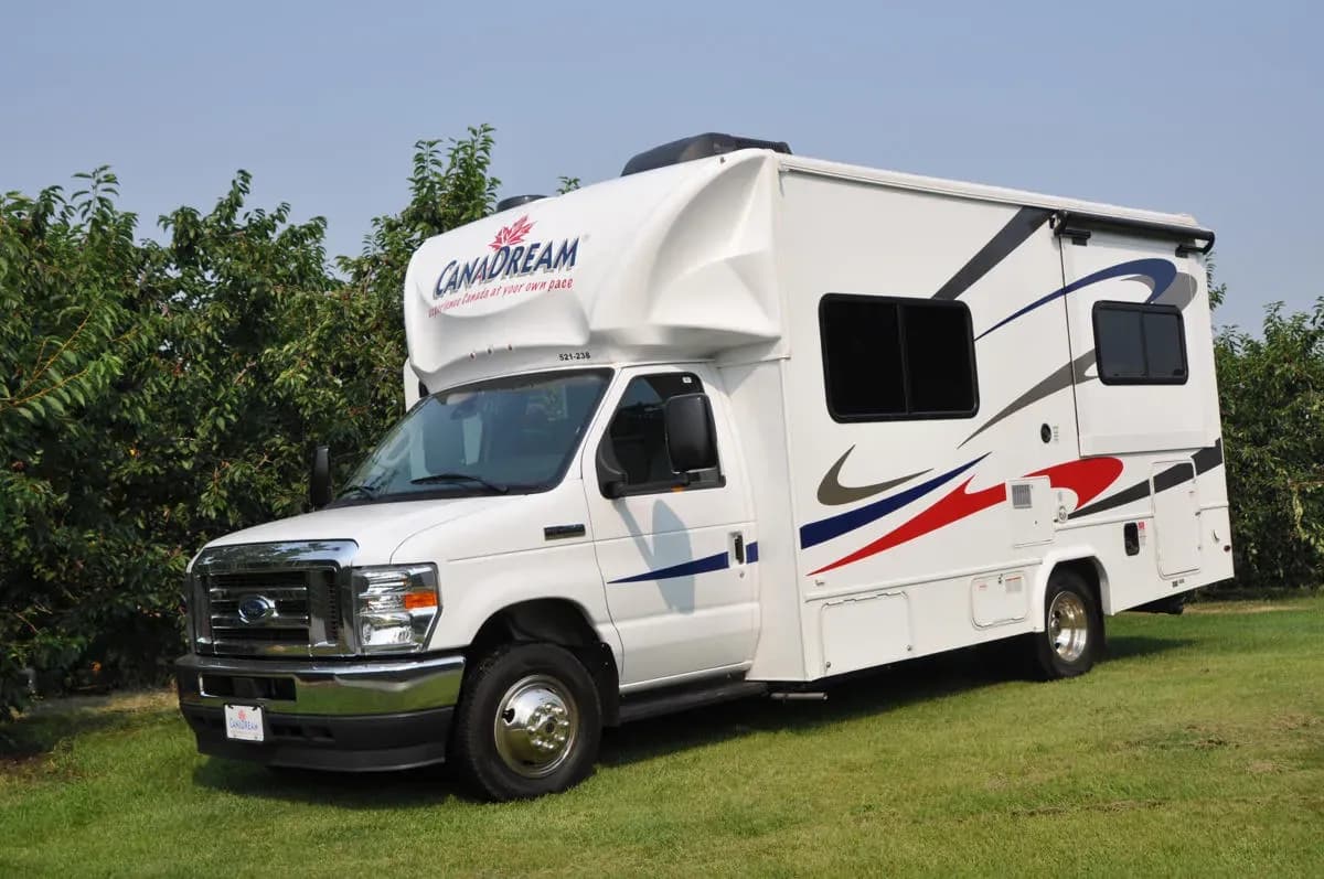 CanaDream, Super Van Camper, Außenansicht von schräg vorn, Wohnmobilurlaub mit Kleinkindern, Wohnmobile günstig mieten in Kanada
