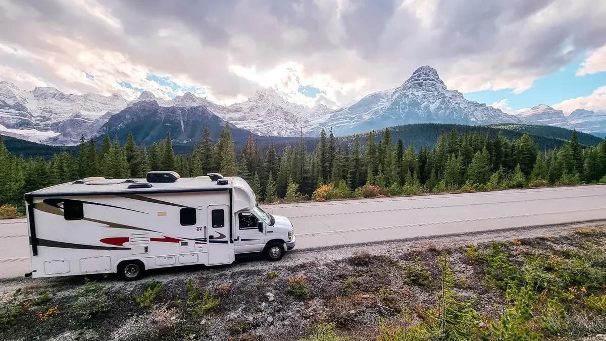 CanaDream Super Van Camper vor Bergrkulisse in Kanada