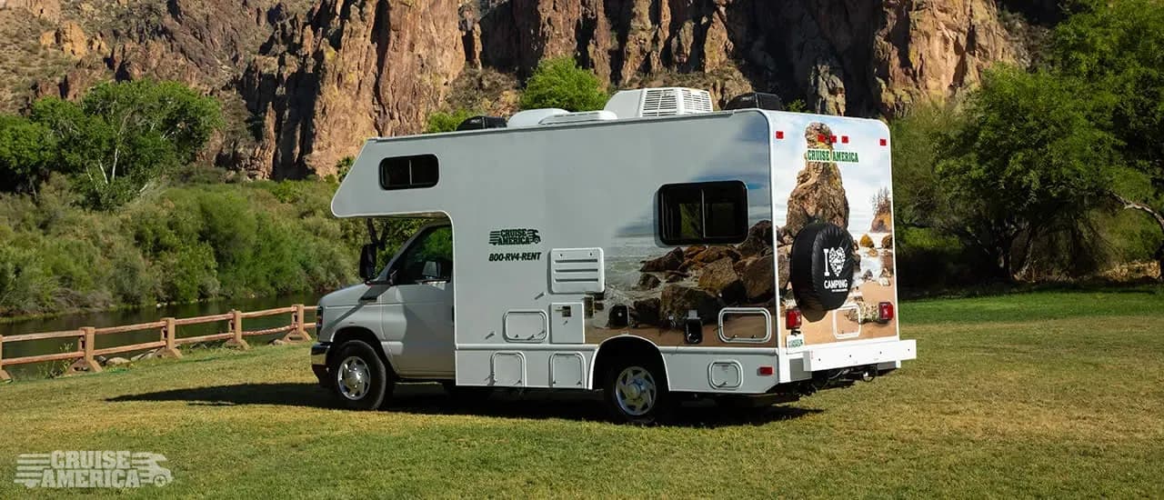 Kanada, Cruise Canada, Compact Plus Rental, Außenansicht Heck, Wohnmobile günstig mieten CamperOase