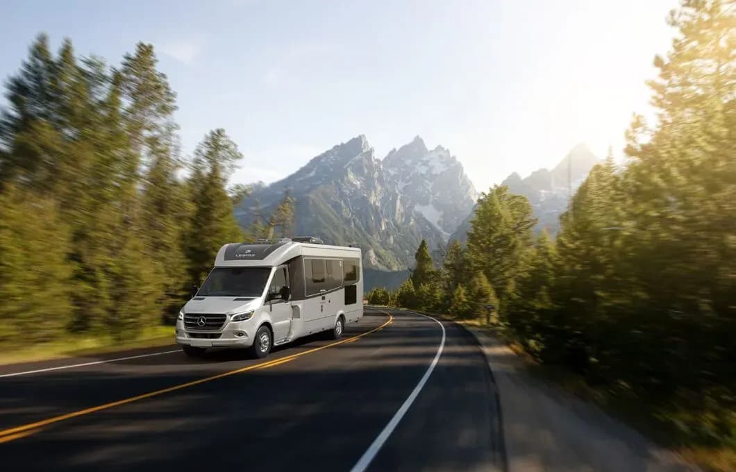 Der Class B+ Premium von Fraserway RV fahrend auf einer Straße in Kanada