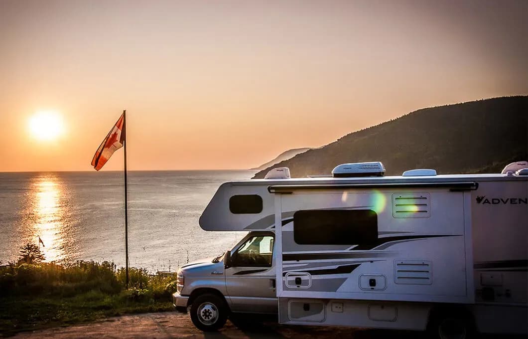 Kanada, Fraserway RV, Class C Motorhome Large, geparkt sunset