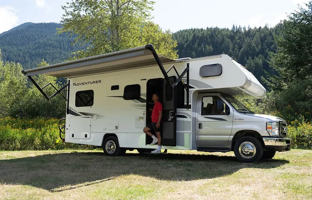 Kanada, Fraserway RV, Class C Motorhome Medium, markise wird ausgefahren