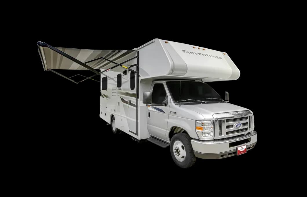 Der Class C Motorhome-Medium von Fraserway RV geparkt auf einer Wiese mit einem Paar davor sitzend in Kanada