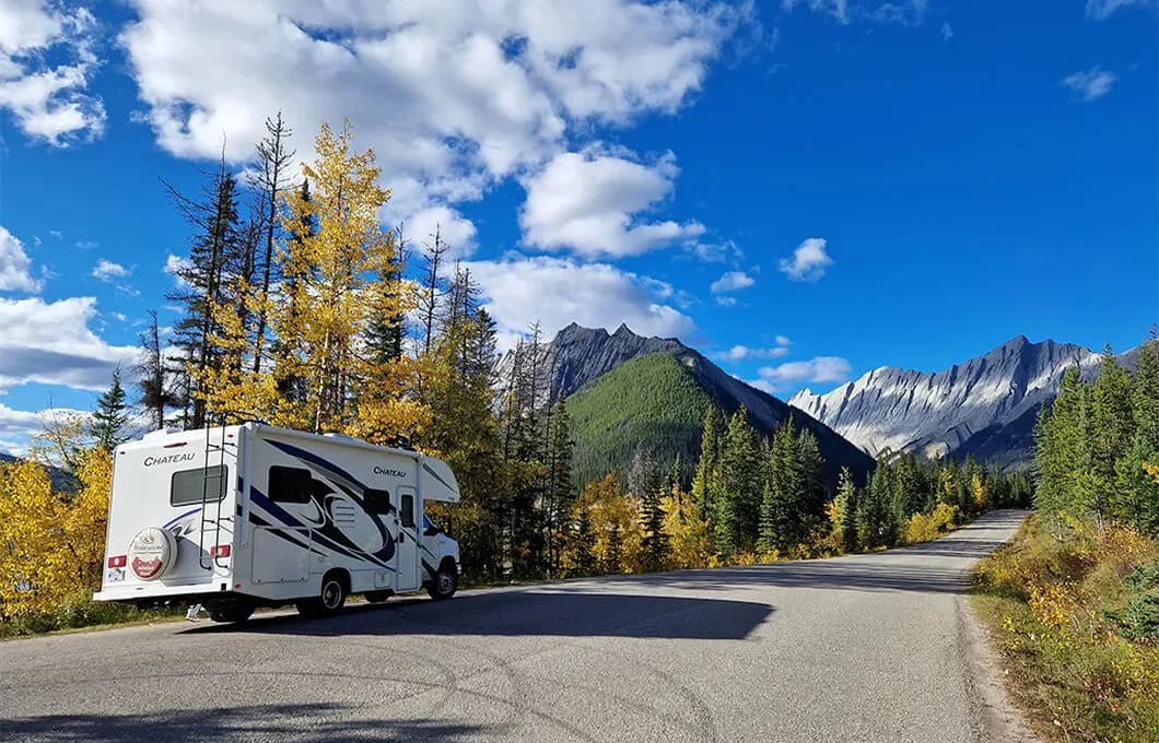 Die Class C Motorhome Run of Fleet von Fraserway RV in der Natur Kanadas
