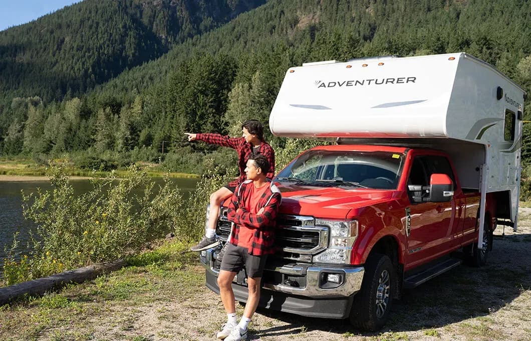 Der Truck Camper von Fraserway auf einer Waldstraße in Kanada