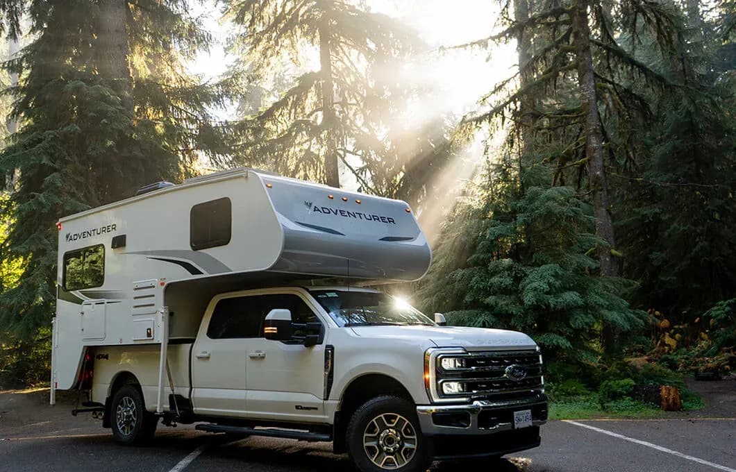 Der Truck Camper von Fraserway ist ein solides Fahrzeug, um als Pärchen komfortabel Kanada zu erkunden.