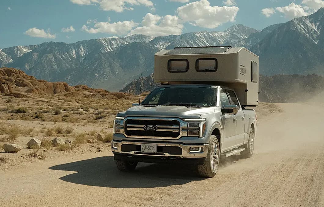 Der Truck Camper Scout von Fraserway mit Allrad-Antrieb & V6-Benzinmotor.