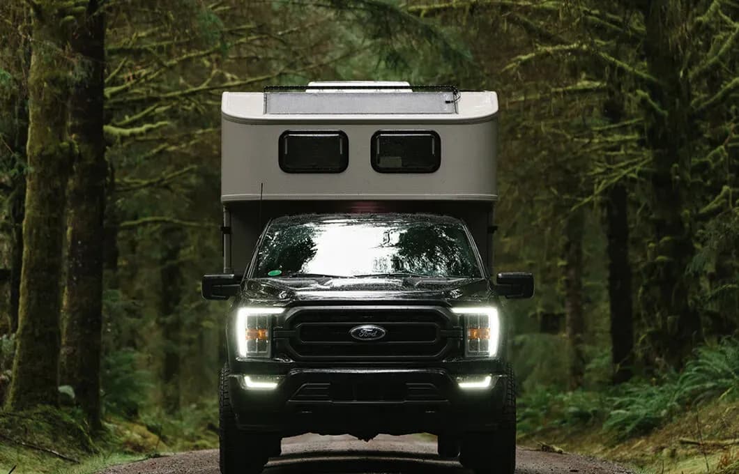 Der Truck Camper Scout von Fraserway RV vor dem Bergpanorama in Kanada