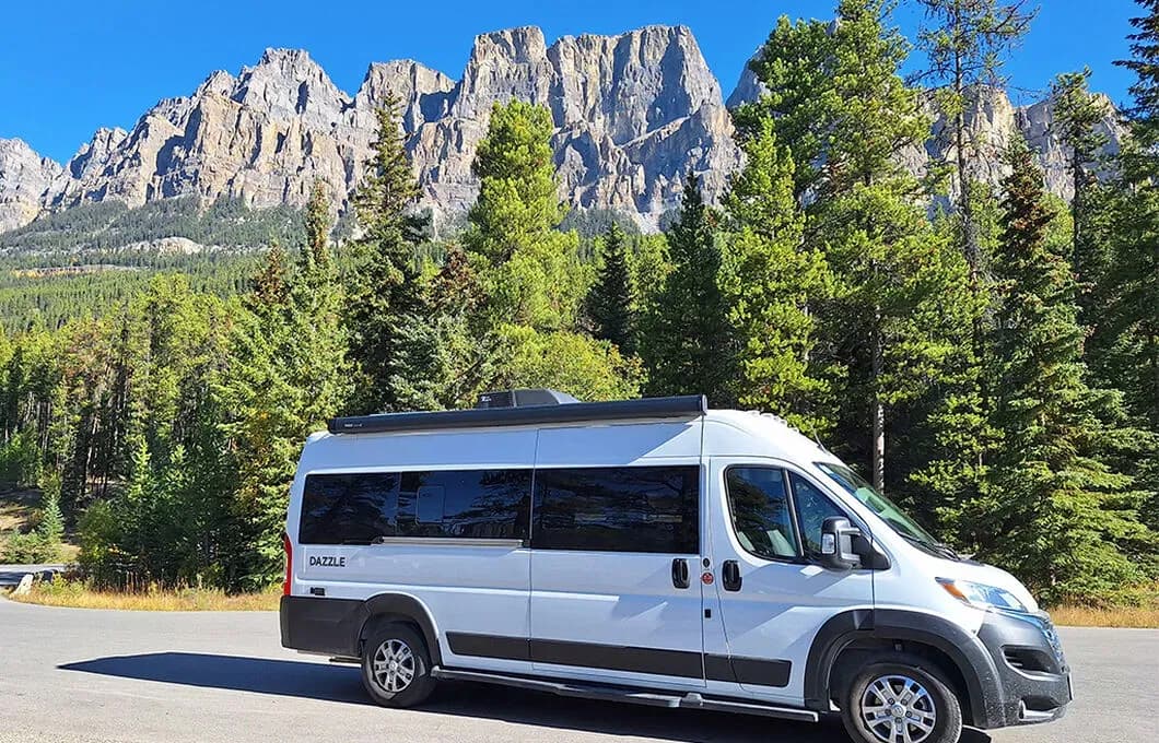 Van Conversion von Fraserway RV geparkt in Kanada