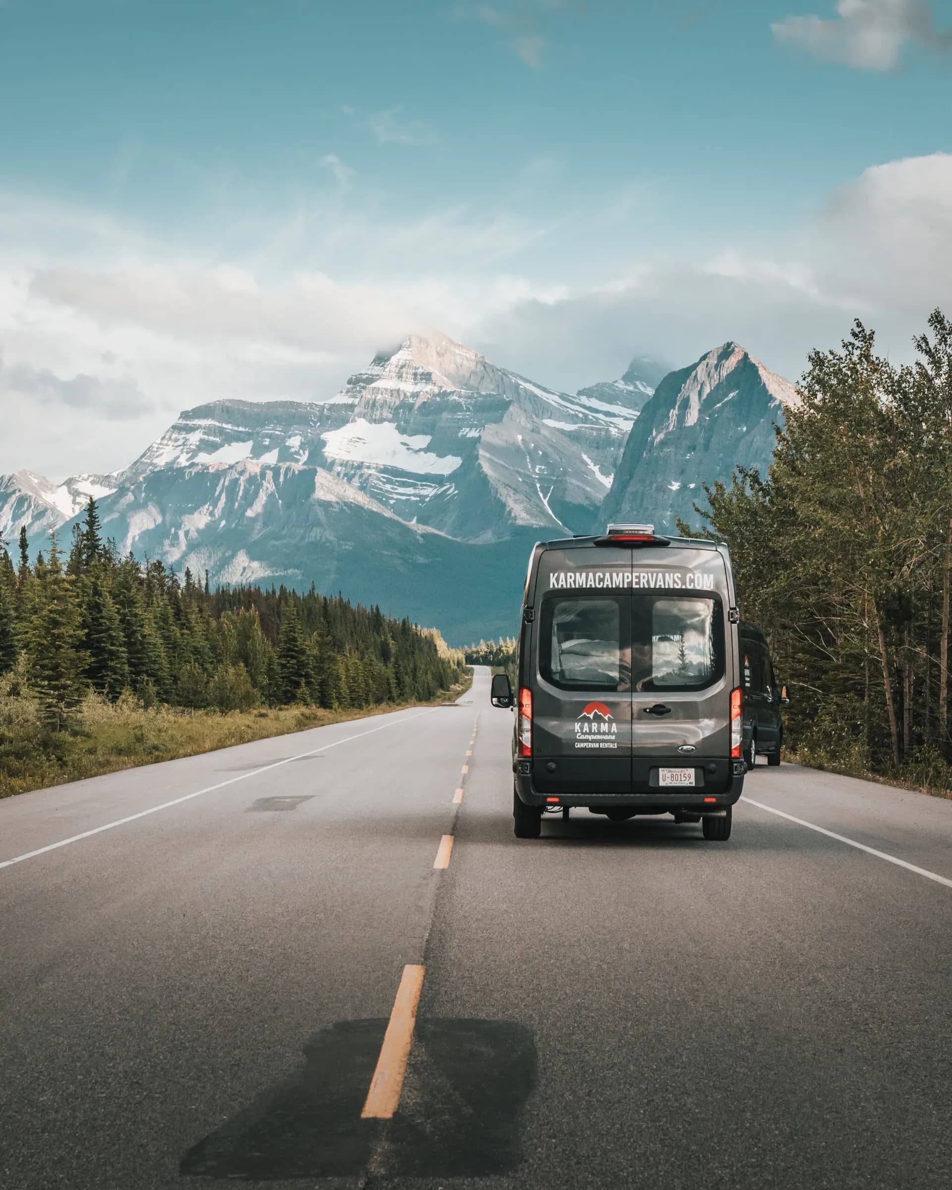 Kanada, Karma Campervans, 4WD 2-Seater, Camper fahrend