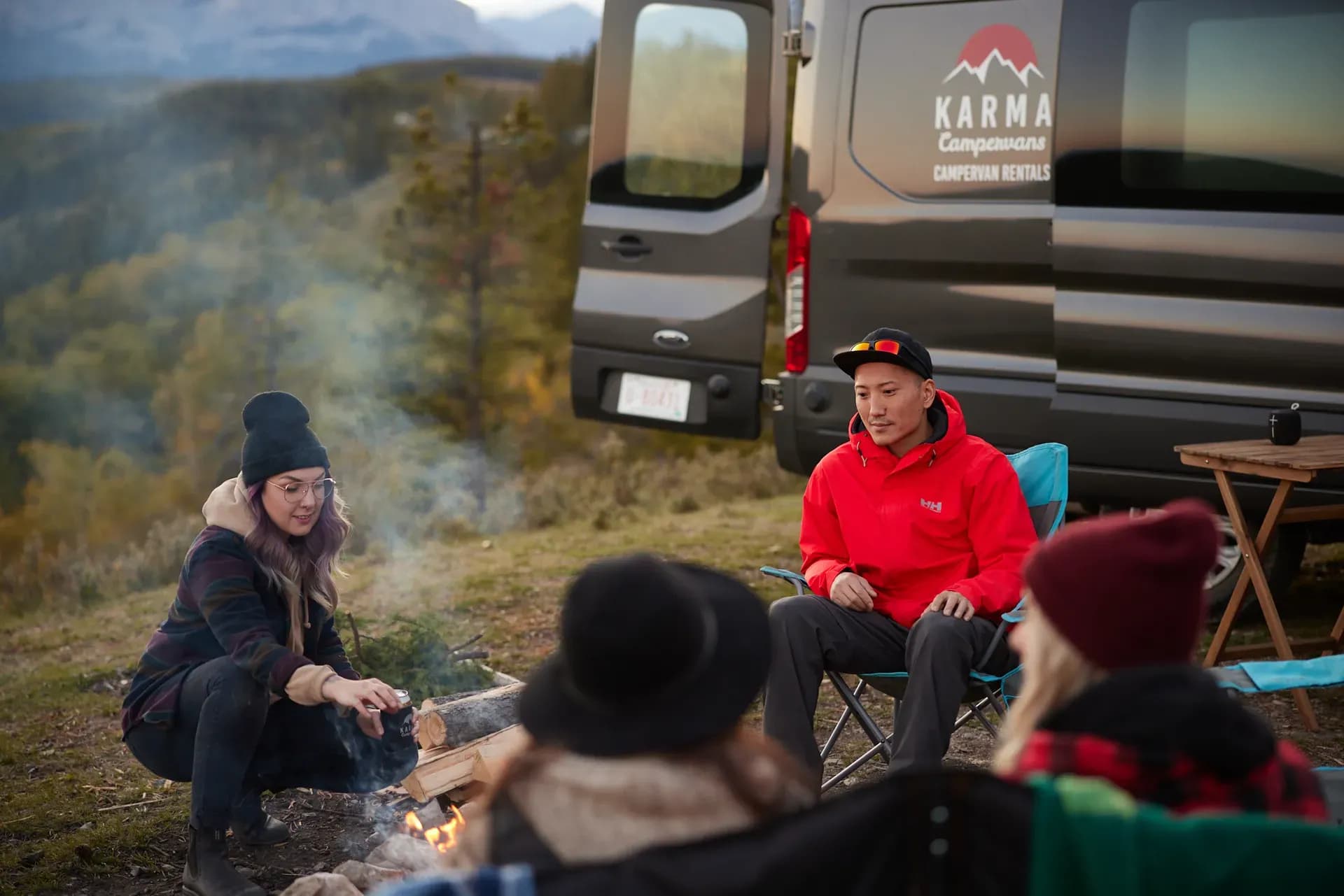 4-Seater von Karma Campervans auf einer Straße in Kanada