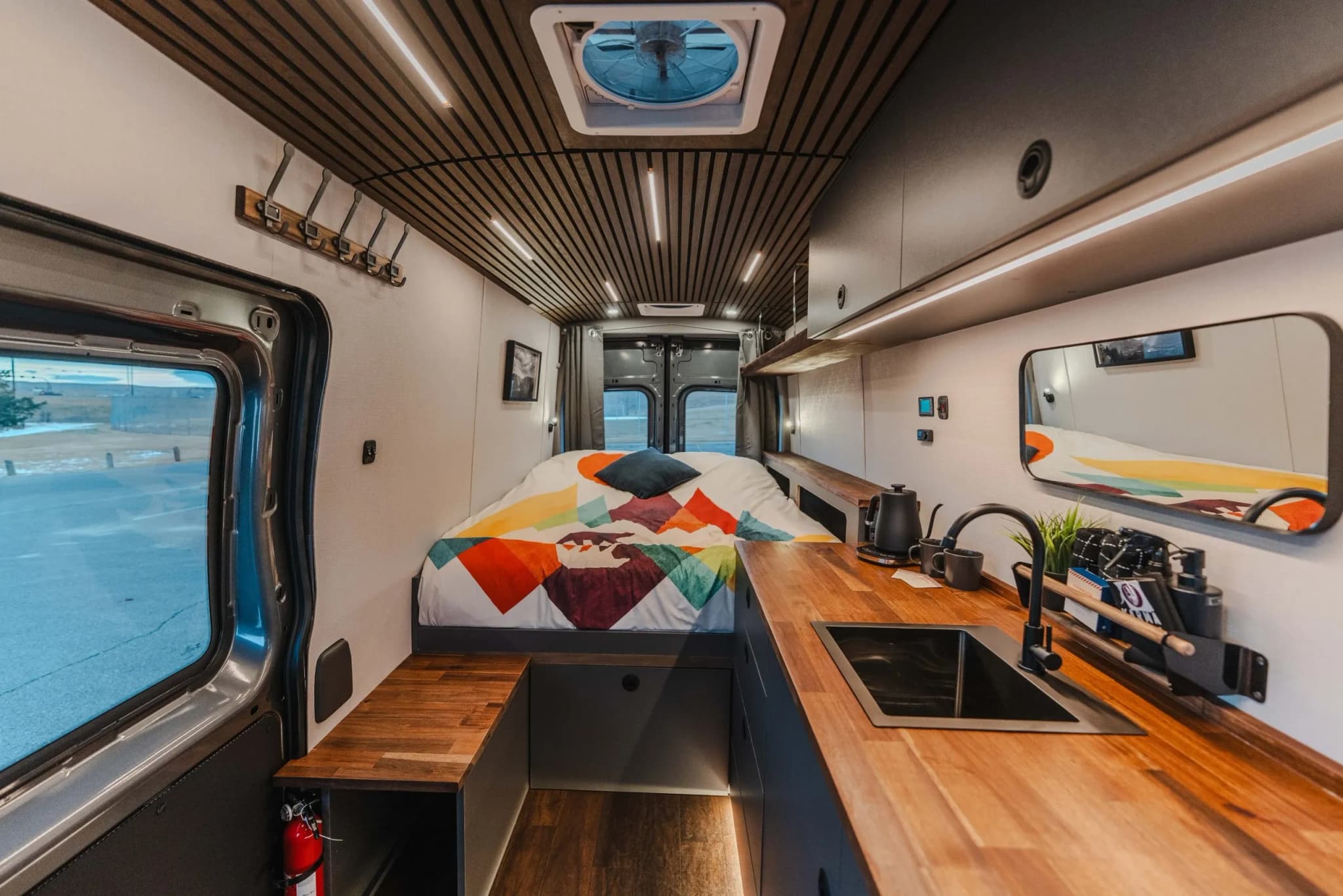 Innenraum vom Deluxe Karma Van von Karma Campervans in Kanada