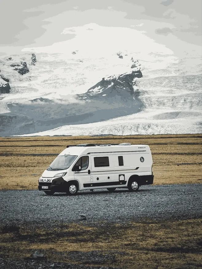 Rent.is Motorhome 3 vor einem Gletscher