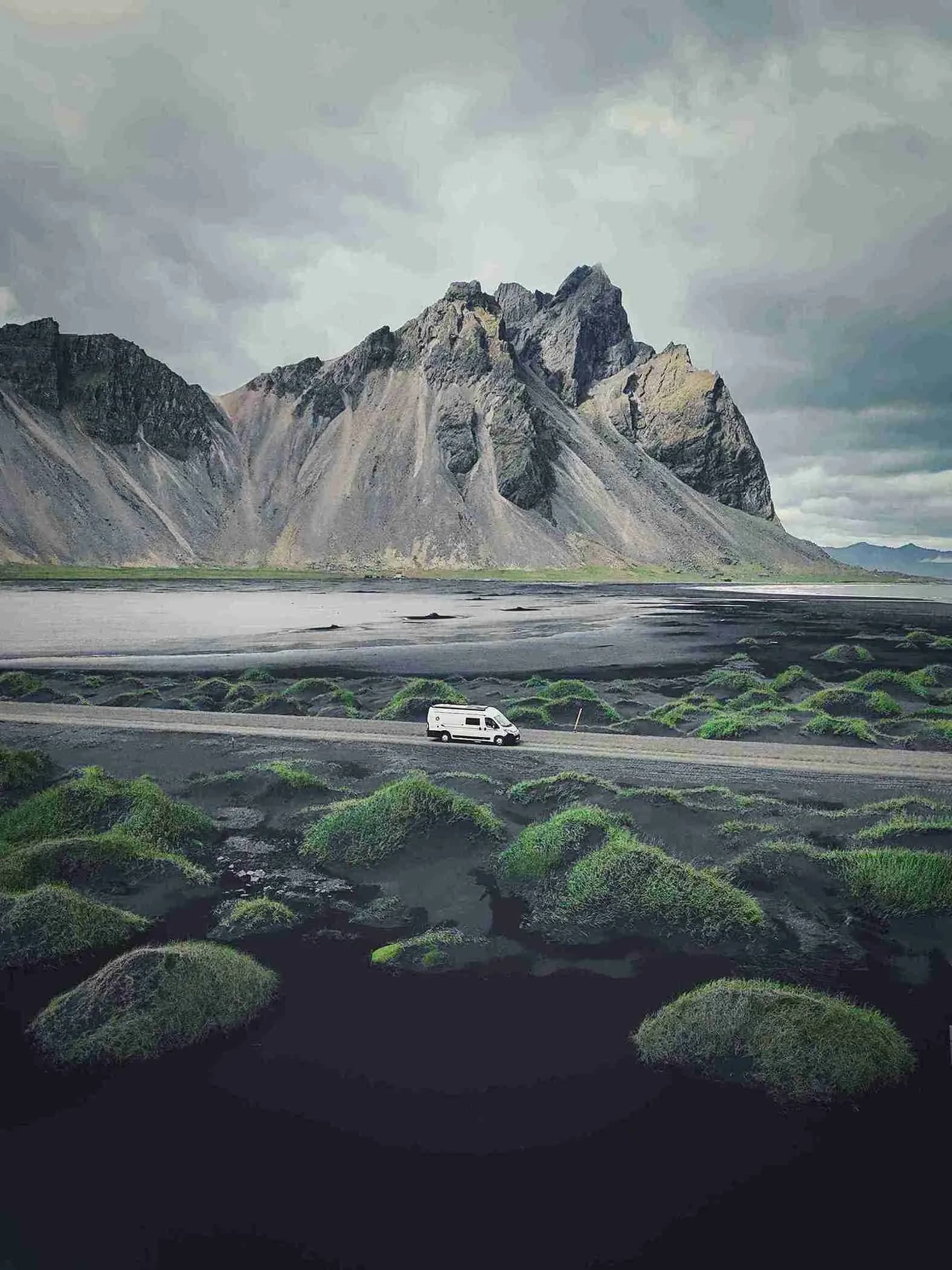 Rent.is Motorhome 3 auf der Straße bei Stokksnes vor dem Vestrahorn