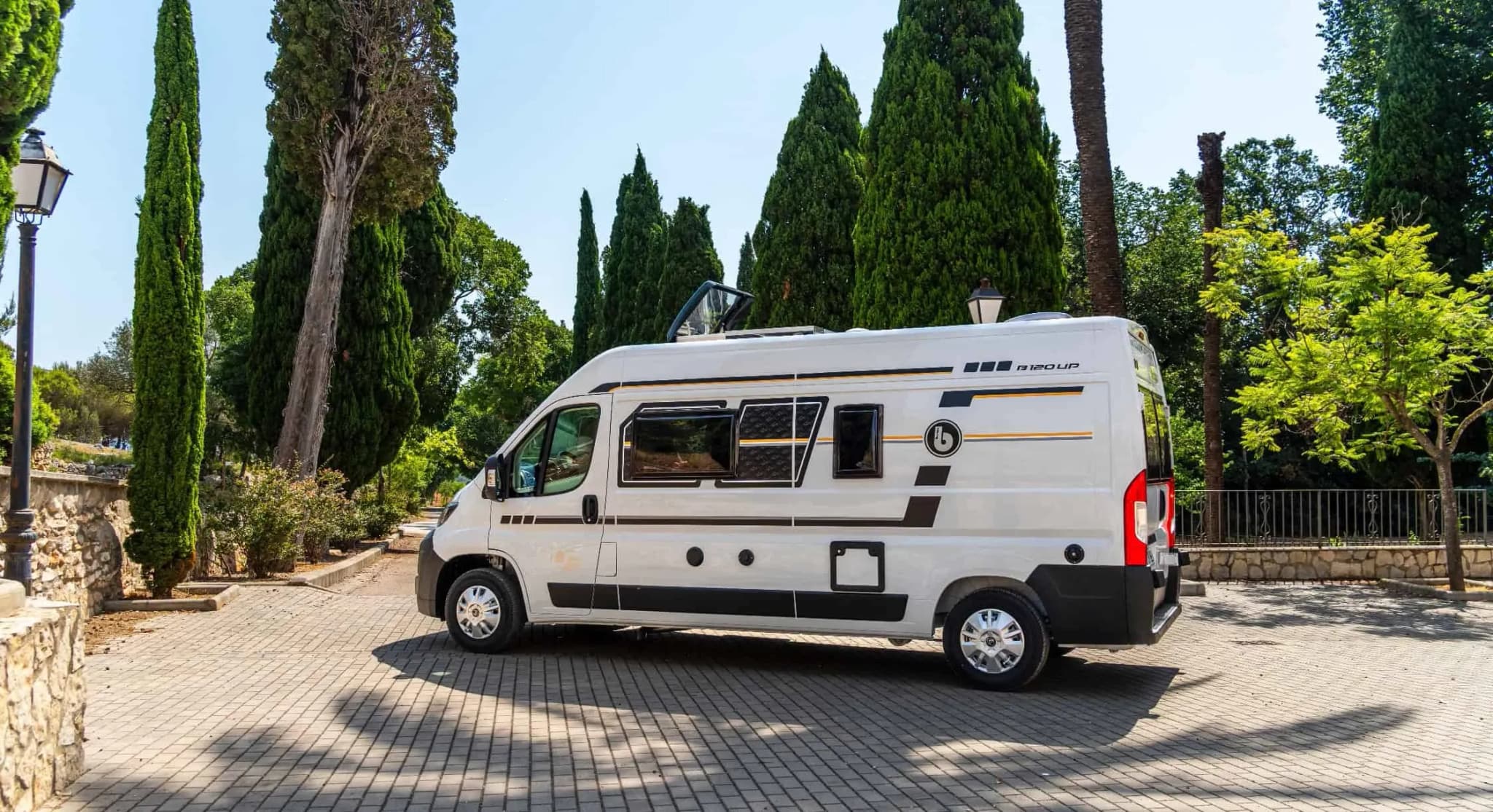 Rent.is Motorhome 4 auf einem Parkplatz, Seitenansicht