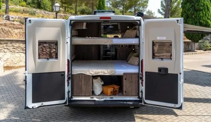 Rent.is Motorhome 4 mit geöffneten Hecktüren und Blick auf die Betten
