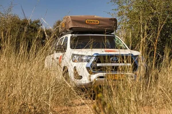 Namibia, AfriCar Hire, Budget Toyota Hilux 4 Pax, Camper fährt durch Feld