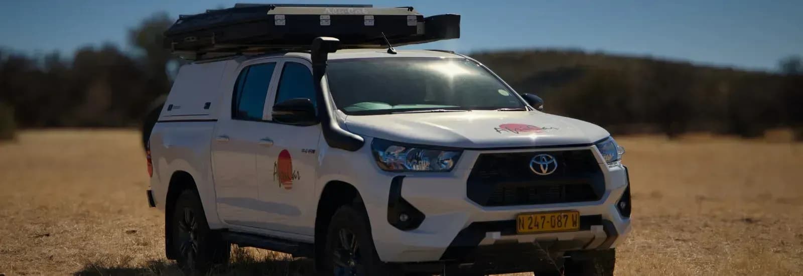 Der Luxus Toyota Hilux 2 Pax von AfriCar Car Hire in einer trockenen Landschaft in Namibia