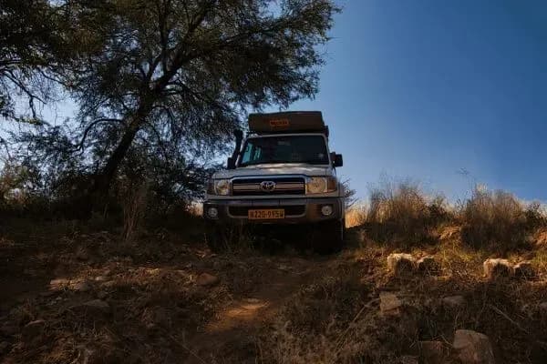 Toyota Landcruiser 2 Bett von AfriCar Car Hire in Graslandschaft in Namibia