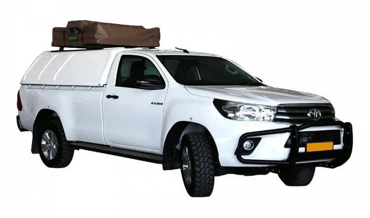 Den Budget VGG Hilux SC 2.4TD von Asco Car Hire aus Namibia vor weißem Hintergrund