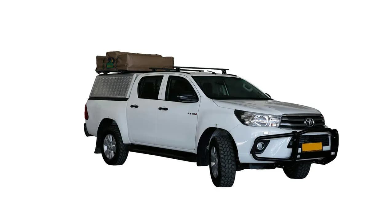 Budget VSS Hilux DC 2.4TD von Asco Car Hire vor weißem Hintergrund