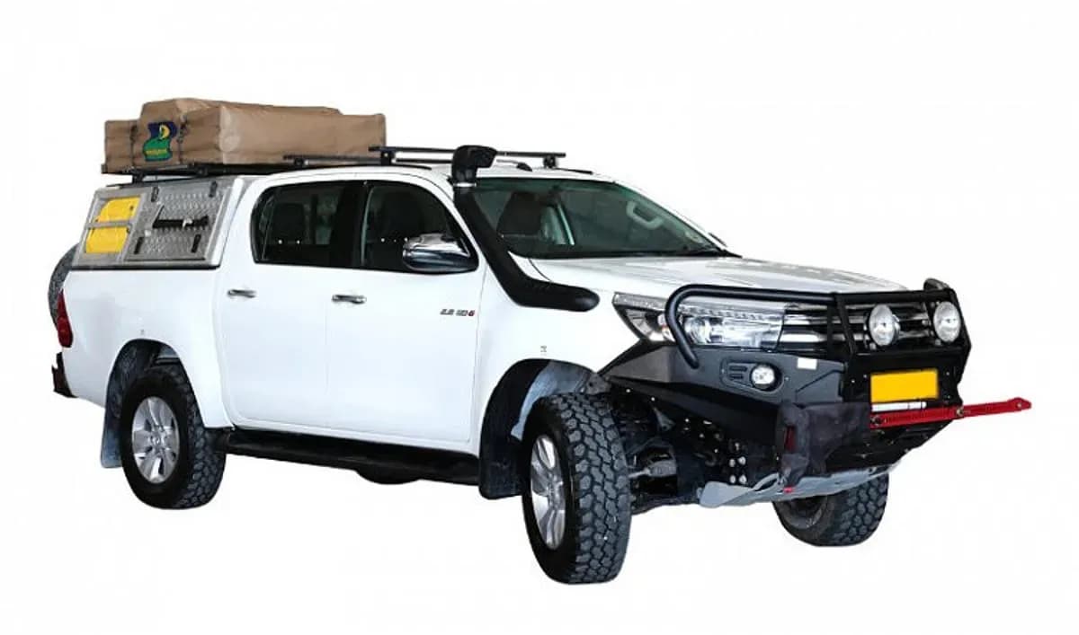 Der Budget VTT+ Hilux Safari DC 2.8TD von Asco Car Hire vor weißem Hintergrund
