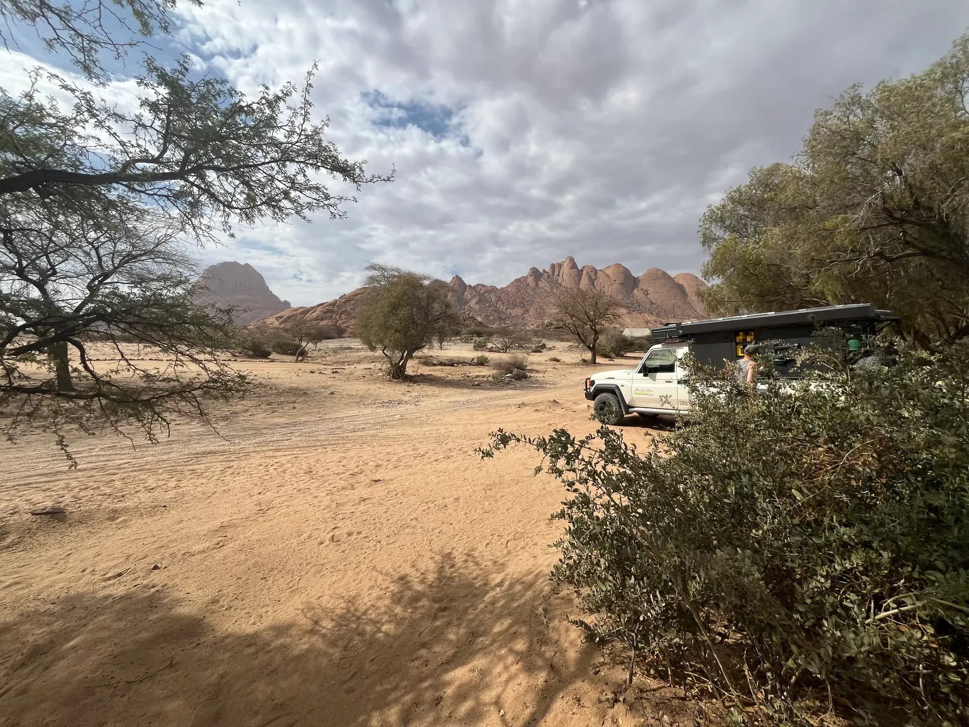 Der Premium L Landcruiser SC 2.8TD von Asco Car Hire vor der Spitzkoppe in Namibia