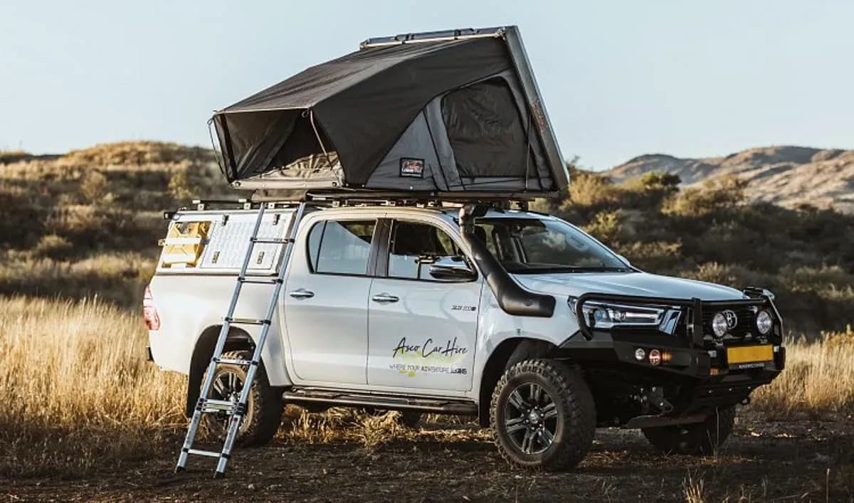 Namibia, Asco Car Hire, Premium S+ Hilux Safari DC 2.8TD, Dachzelt geöffnet