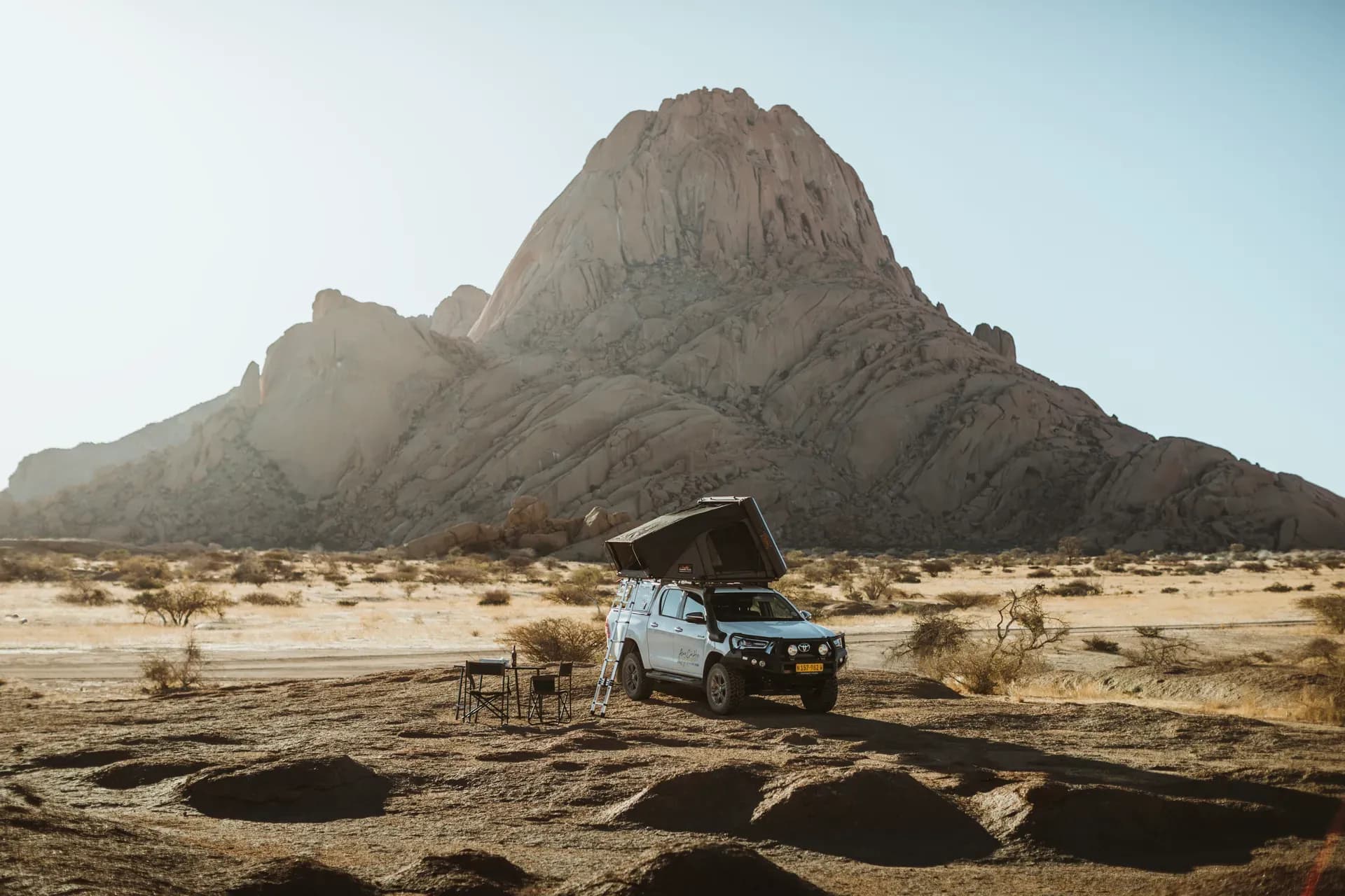 Der Premium S+ Hilux Safari DC 2.8TD von Asco Car Hire an der Spitzkoppe in Namibia