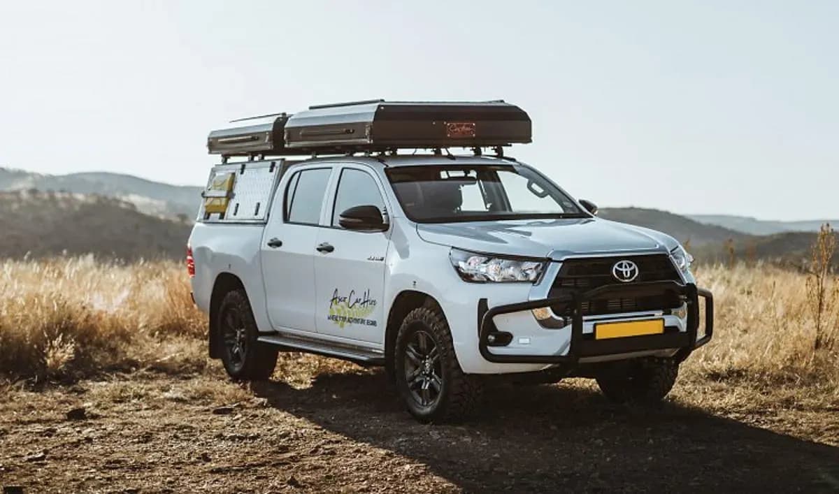 Group T Hilux DC 2.4TD von Asco Car Hire in Graslandschaft in Namibia