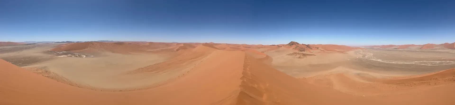 Wüstenlandschaft in Namibia ohne den STANDARD Toyota Hilux 2.4 GD6 von Gracious Whisp Car Rentals