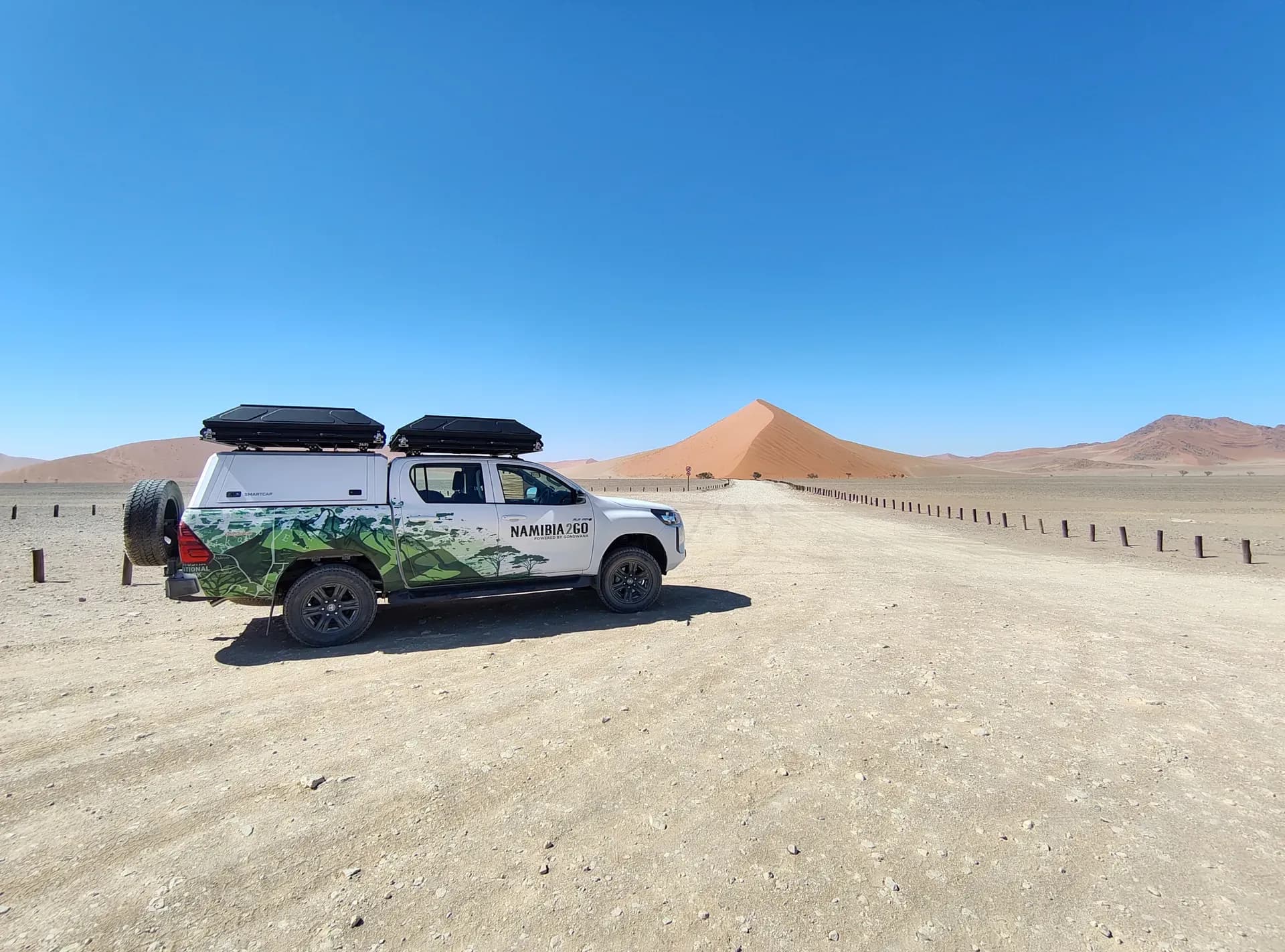 Der 4x4 Toyota Hilux DC Camping Comfort von Namibia2Go im Sossusvlei vor Düne 40 in Namibia