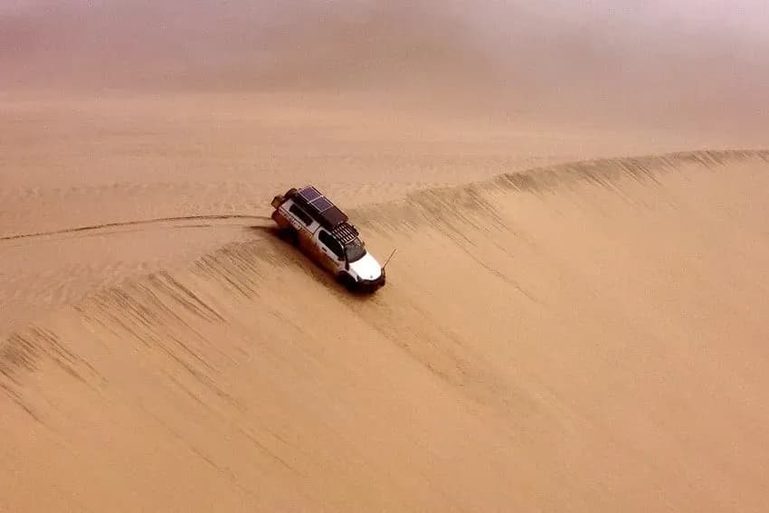 4x4 Toyota Hilux Expedition von Namibia2Go fahrend in einer Wüste in Namibia