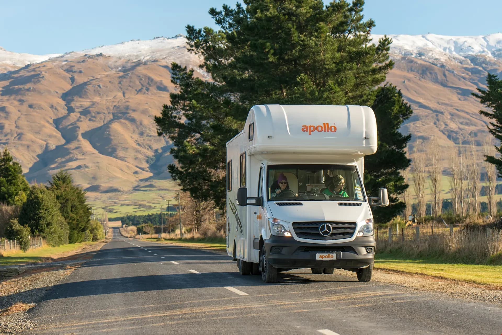 Der Euro Camper von Apollo Motorhomes auf einer Straße in Neuseeland